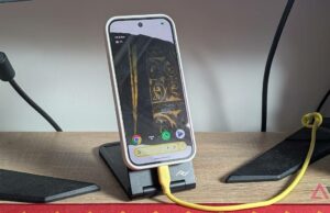 O Google me surpreendeu e me decepcionou em igual medida este ano Um mascote furioso do Android espia o teclado do iPhone