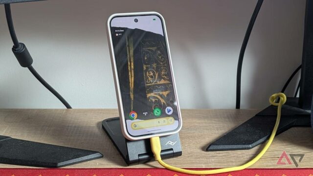 Um mascote furioso do Android espia o teclado do iPhone