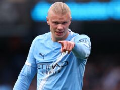 O Man United já tem relatório completo de olheiros sobre o atacante que está marcando na mesma proporção que Erling Haaland Diretor de futebol Jason Wilcox em ação durante uma sessão de treinamento do time principal no complexo de treinamento Carrington em 2025 em Manchester, Inglaterra.