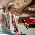 Patrick Dorgu comemora com seus companheiros durante a partida da Premier League entre Manchester United e Newcastle United.