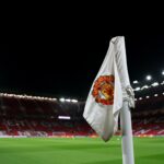 Steve Holland fala em sessão de treino do Manchester United