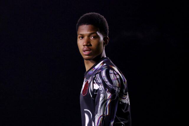 Jayce Fitzgerald saindo do Manchester United.