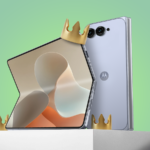 Dois telefones dobráveis ​​Motorola Razr flutuando com uma caneta