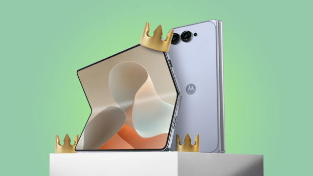 Dois telefones dobráveis ​​Motorola Razr flutuando com uma caneta