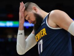 O Nuggets sofreu outra lesão com Jonas Valanciunas afastado por várias semanas O pivô do Denver Nuggets, Jonas Valanciunas, cobrindo a testa com a mão.