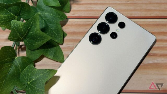 O Samsung Galaxy S25 Ultra não me impressionou – um O Samsung Galaxy S25 Ultra em três cores diferentes na mão de alguém