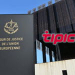O acerto de contas do jogo online na Alemanha se aproxima com o caso histórico Tipico. Exterior do edifício do Tribunal de Justiça da União Europeia no Luxemburgo, com o logótipo Tipico sobreposto, simbolizando o histórico caso de jogo alemão perante o TJUE.