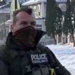 O oficial do ICE Jonathan 'Jon' Ross, 43, (foto no dia em que matou Renee Nicole Good) acumulou mais de US$ 1 milhão em fundos de apoiadores no GoFundMe e GiveSendGo