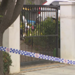 A mulher de 18 anos estava voltando de uma noitada com amigos quando foi supostamente confrontada por um homem do lado de fora de uma casa em Miller Grove, em Kew.