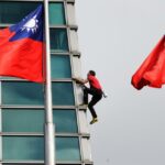 O alpinista da NorCal, Alex Honnold, chega ao topo do arranha-céu Taipei 101 sem cordas