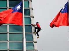 O alpinista da NorCal, Alex Honnold, chega ao topo do arranha-céu Taipei 101 sem cordas O alpinista da NorCal, Alex Honnold, chega ao topo do arranha-céu Taipei 101 sem cordas