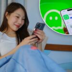 Mulher ao telefone na cama.