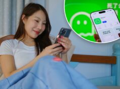 O aplicativo mórbido ‘Are You Dead’ é o novo botão de pânico – para jovens solteiros solitários com medo de morrer sozinhos Mulher ao telefone na cama.