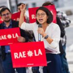 Reverenda Rae Huang anunciando sua campanha para prefeito em uma entrevista coletiva em frente à Prefeitura de Los Angeles.