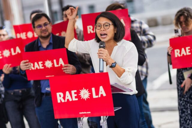 Reverenda Rae Huang anunciando sua campanha para prefeito em uma entrevista coletiva em frente à Prefeitura de Los Angeles.