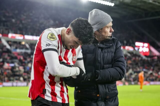 Ricardo Pepi, jogador do PSV Eindhoven, sai de campo lesionado após marcar um gol.