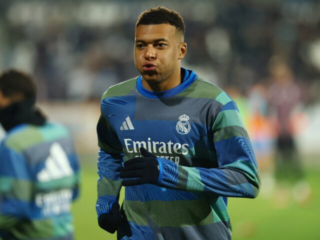 O atacante do Real Madrid, Mbappé, pode enfrentar o Barcelona O atacante do Real Madrid, Mbappé, pode enfrentar o Barcelona na final da Supercopa da Espanha