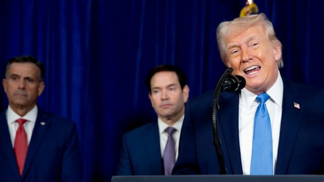 Cidadãos venezuelanos dançam durante manifestação na fronteira Colômbia-Venezuela após a confirmação da captura de Nicolás Maduro esta manhã em Caracas. 