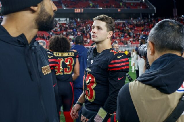 O ataque escaldante dos 49ers foi esfriado pela defesa sufocante Christian McCaffrey (23), do San Francisco 49ers, sai de campo após o jogo da NFL no Levi's Stadium em Santa Clara, Califórnia, no sábado, 3 de janeiro de 2026. O Seattle Seahawks derrotou o San Francisco 49ers por 13-3. (José Carlos Fajardo/Bay Area News Group)