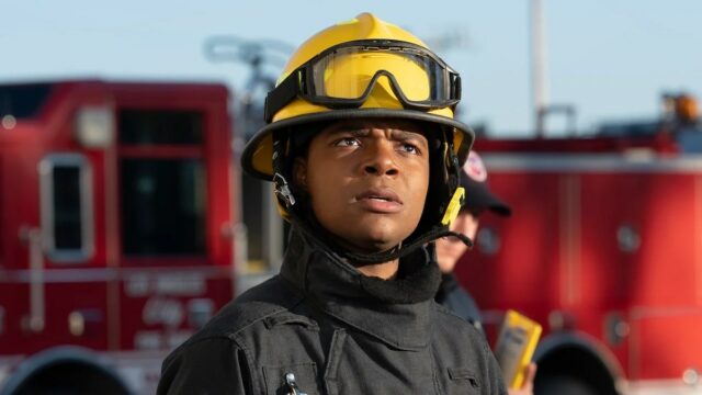 O ator Elijah M. Cooper de '9-1-1' revela a façanha 911-elijah-m-cooper-escada-disney