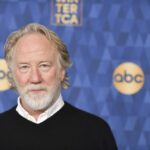 O ator de 'Field of Dreams' e 'West Wing' Timothy Busfield enfrenta mandado de prisão em caso de abuso sexual infantil no Novo México