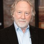 Um mandado de prisão foi emitido para o ator Timothy Busfield por supostamente tocar de forma inadequada em um menor em um set de TV.