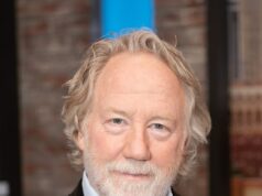 O ator de West Wing, Timothy Busfield, enfrenta acusações de abuso sexual infantil enquanto a polícia emite mandado de prisão Um mandado de prisão foi emitido para o ator Timothy Busfield por supostamente tocar de forma inadequada em um menor em um set de TV.