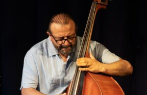 O baixista Saul Sierra aprimora um som potente a partir de uma mistura de sabores latinos O baixista Saul Sierra aprimora um som potente a partir de uma mistura de sabores latinos