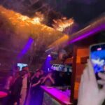 Imagens de dentro do Le Constellation pareciam mostrar espuma presa ao teto pegando fogo rapidamente