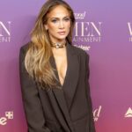 O blazer clássico de tweed de Jennifer Lopez eleva instantaneamente as roupas casuais de inverno