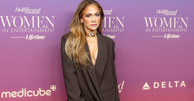 O blazer clássico de tweed de Jennifer Lopez eleva instantaneamente as roupas casuais de inverno
