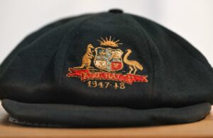 O boné ‘Baggy Green’ de Don Bradman usado contra a Índia foi vendido por US$ 460 mil O boné 'Baggy Green' de Don Bradman usado contra a Índia foi vendido por US$ 460 mil