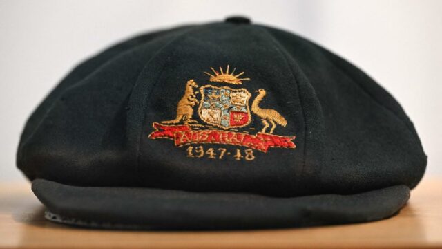 O boné 'Baggy Green' de Don Bradman usado contra a Índia foi vendido por US$ 460 mil
