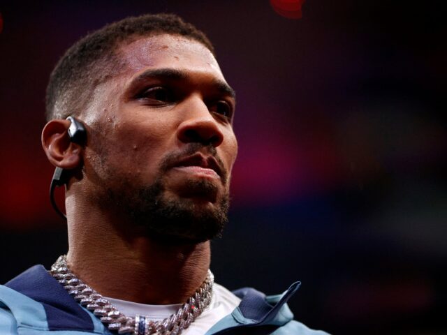 O boxeador Anthony Joshua retorna ao Reino Unido após acidente fatal de carro na Nigéria
