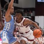 Ebuka Okorie (1), do Stanford Cardinal, dá um chute contra o Tar Heels da Carolina do Norte no primeiro tempo no Maples Pavilion em Stanford, Califórnia, na quarta-feira, 14 de janeiro de 2026. (Nhat V. Meyer/Bay Area News Group)