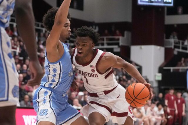O calouro de Stanford, Okorie, apenas se aquecendo Ebuka Okorie (1), do Stanford Cardinal, dá um chute contra o Tar Heels da Carolina do Norte no primeiro tempo no Maples Pavilion em Stanford, Califórnia, na quarta-feira, 14 de janeiro de 2026. (Nhat V. Meyer/Bay Area News Group)