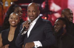 O cantor gospel Donnie McClurkin, que repreendeu a homossexualidade, foi processado por abuso sexual por um assistente masculino O cantor gospel Donnie McClurkin, que repreendeu a homossexualidade, foi processado por abuso sexual por um assistente masculino