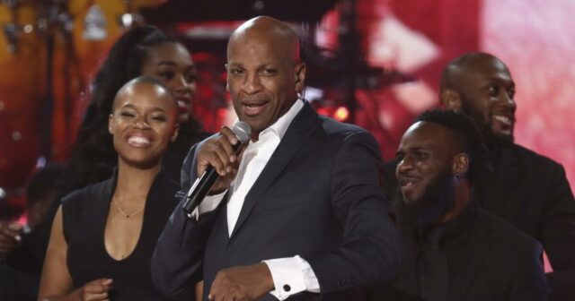 O cantor gospel Donnie McClurkin, que repreendeu a homossexualidade, foi processado por abuso sexual por um assistente masculino
