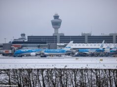 O caos da tempestade no Ártico na Europa: milhares de passageiros acampam no aeroporto holandês congelado enquanto a França atingida pela neve fecha rodovias e cancela voos enquanto o número de mortos aumenta Schiphol Airport Airlines está cancelando voos devido às condições de inverno que persistem há dias