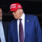 Esta imagem divulgada pela Disney mostra Jimmy Kimmel apresentando seu show noturno