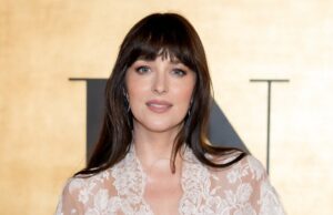 O casaco de inverno de US $ 4.325 de Dakota Johnson está na moda – roube o visual O casaco de inverno de US $ 4.325 de Dakota Johnson está na moda - roube o visual