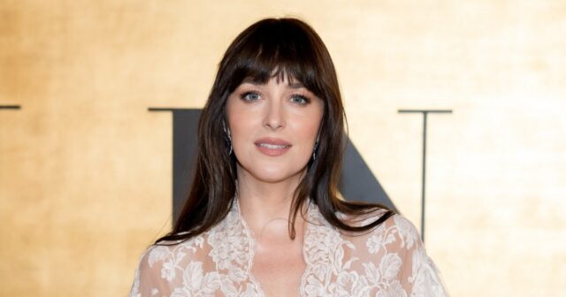 O casaco de inverno de US $ 4.325 de Dakota O casaco de inverno de US $ 4.325 de Dakota Johnson está na moda - roube o visual