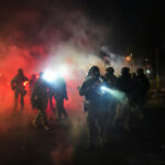 A vice-presidente democrata indicada à presidência, Kamala Harris, fala à mídia após abandonar o Força Aérea Dois em Madison, Wisconsin, sexta-feira, 1º de novembro de 2024. (AP Photo / Charles Rex Arbogast)