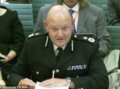 O chefe da polícia de West Midlands, culpado pelo fiasco dos torcedores do Maccabi Tel Aviv, pode ser demitido dias após o relatório ser entregue ao Ministro do Interior A pressão está aumentando para que Craig Guildford, chefe de polícia da Polícia de West Midlands (WMP), seja demitido devido à proibição de torcedores do Maccabi Tel Aviv assistirem a uma partida do Aston Villa