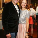 John Vincent, retratado aqui com sua esposa Katie Derham, co-fundou Leon e recentemente comprou de volta