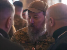 O comandante das forças de drones da Ucrânia diz que seus pilotos estão atingindo os russos de tão perto que estão “sob nossos pés” Madyar, em uniforme militar e boné de beisebol, fala com os ucranianos.