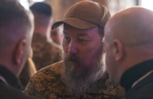 O comandante das forças de drones da Ucrânia diz que seus pilotos estão atingindo os russos de tão perto que estão “sob nossos pés” Madyar, em uniforme militar e boné de beisebol, fala com os ucranianos.