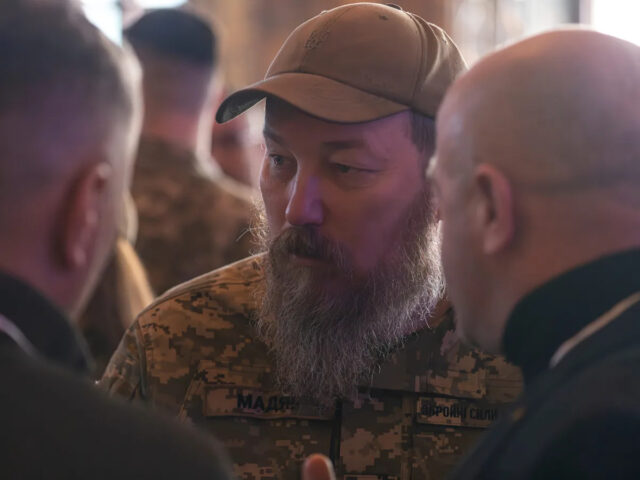 Madyar, em uniforme militar e boné de beisebol, fala com os ucranianos.