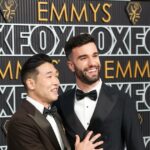 O comediante Joel Kim Booster se casa com o produtor de videogame Michael Sudsina: 'Nunca me senti tão certo'