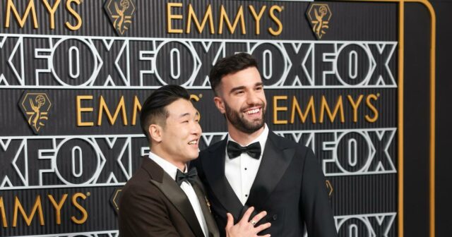 O comediante Joel Kim Booster se casa com o produtor de videogame Michael Sudsina: 'Nunca me senti tão certo'
